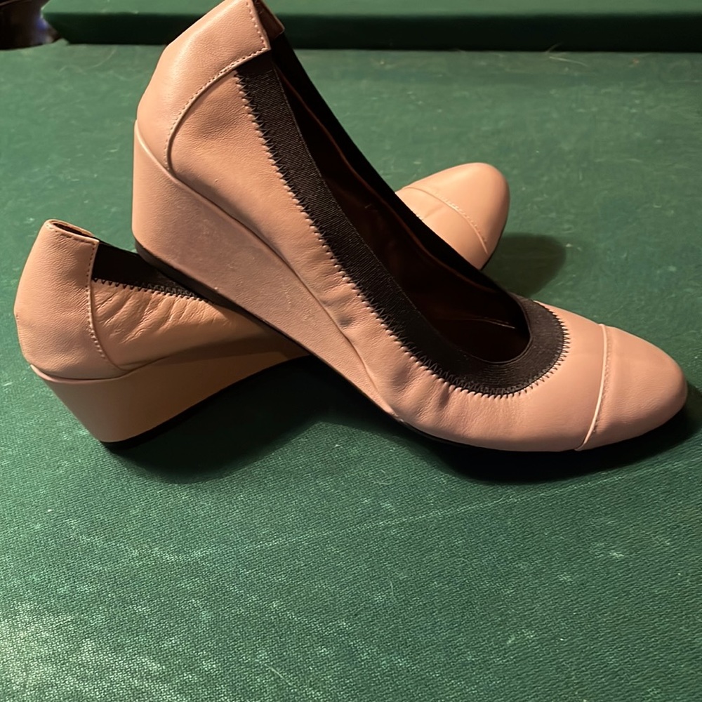 Bruno Magli Leather Nude Color Closed Toe Wedge Heel Size 39.5
